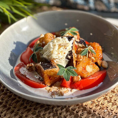 Салат с хрустящими баклажанамив Моё место по цене 539 ₽