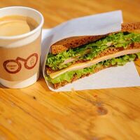 Сэндвич на выбор с кофе в Velocoffee