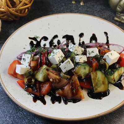 Салат греческий с мягким сыром в Кафе Aladdin по цене 359 ₽