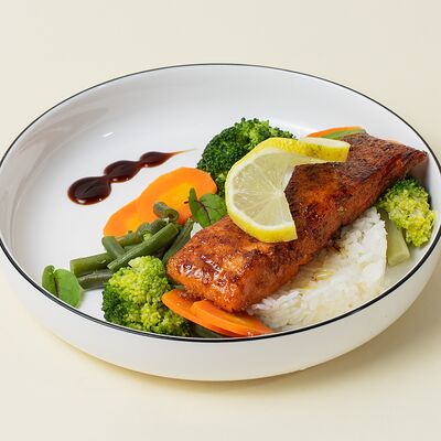 Стейк из лосося с рисом и овощами в люди.кофе по цене 1100 ₽