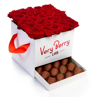Шкатулка с 25 розами в Клубника в шоколаде VeryBerryLab по цене 10990