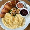 Скрембл с креветками, круассаном, миксом зелени, паштетом и вишневым конфитюром в Cook cafeshop по цене 850
