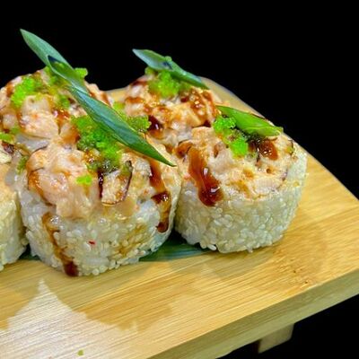 Запеченный ролл с курицей в Суши топ по цене 570 ₽