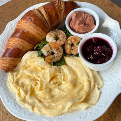 Скрембл с креветками, круассаном, миксом зелени, паштетом и вишневым конфитюром в Cook cafeshop по цене 850 ₽