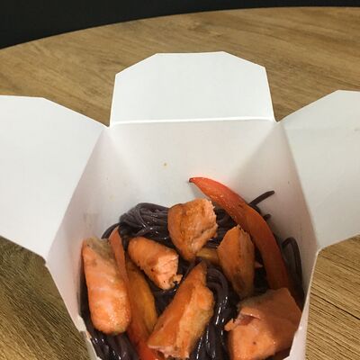 Черная лапша с лососем в Deep Tasty по цене 480