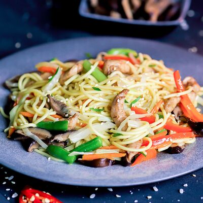 Яичная лапша с курицей в соусе том ям в Сытый дракон по цене 530 ₽