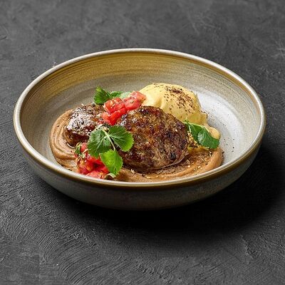 Сочные котлеты с пюре из корнеплодов в Гриль-бар Угли по цене 730 ₽