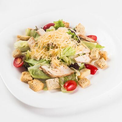 Салат Цезарь с курицей в Заповедное по цене 499 ₽