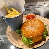 Бургер с картофелем фри и соусом в Brie