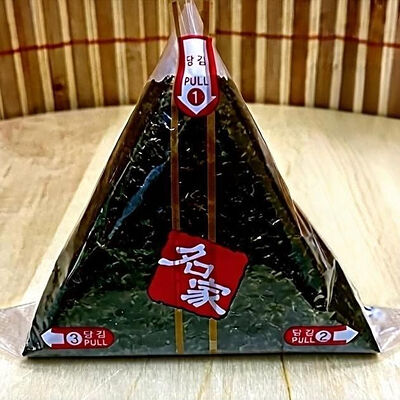 Онигири с лососем в острым соусе 122г в Суши Пицца Lafka по цене 270 ₽