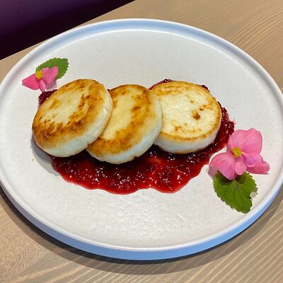 Сырники с малиновым вареньем в Raison D’être по цене 360 ₽