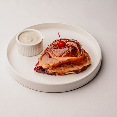 Булочка с вишней в Клёво по цене 500 ₽