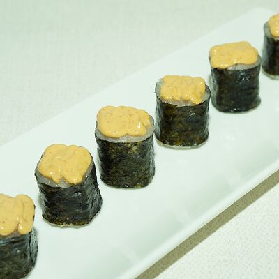 Ролл с лососемспайсив СУШИSELL по цене 399 ₽