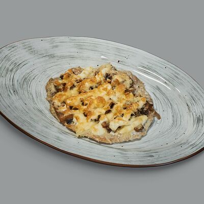 Филе цыплёнка с шампиньонами под сыром в Лукоморье по цене 385 ₽