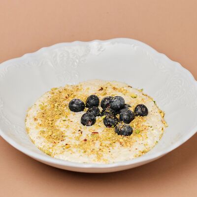 Рисовая каша с сезонными ягодами в Kalabasa по цене 738 ₽