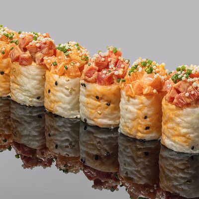 Ролл в маменори с креветкой темпура, тунцом, лососем и соусом спайси в Bluefin по цене 2540 ₽
