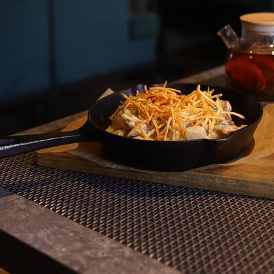 Сковорода с курицей, беконом и картофелем в La Terrasse по цене 650 ₽