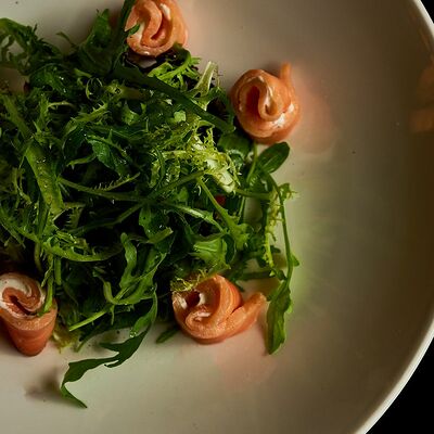 Салат со слабосоленым лососем и сливочным сыром в Chocolate по цене 750 ₽