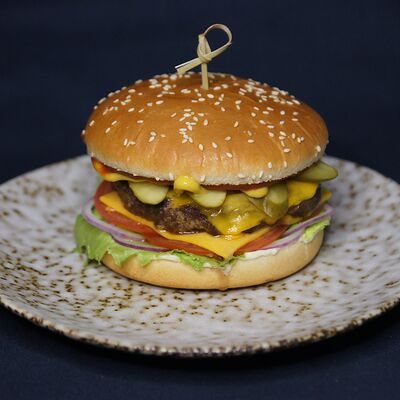 Чизбургер с говядиной и тремя видами соуса в Пойдем зайдем по цене 630 ₽