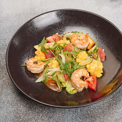 Салат с эквадорской креветкой, авокадо и бакинскими томатами в Family Grill по цене 780 ₽