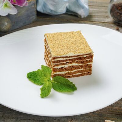 Медовик в Лаваш по цене 600 ₽