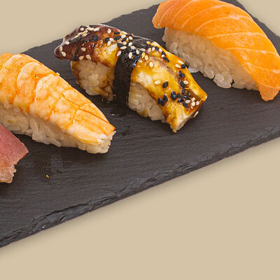 Суши нигири с лососем в Додома по цене 495 ₽