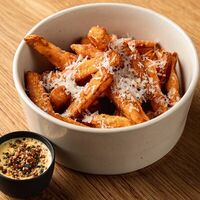 Батат-фри с пекорино и трюфельным маслом в Hamster