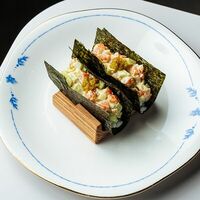 Хенд-ролл с лососем, огурцом и халапеньо в Itameshi