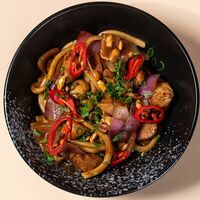 Лапша-удон с курицей в соусе кунг-пао в Мастер Ли