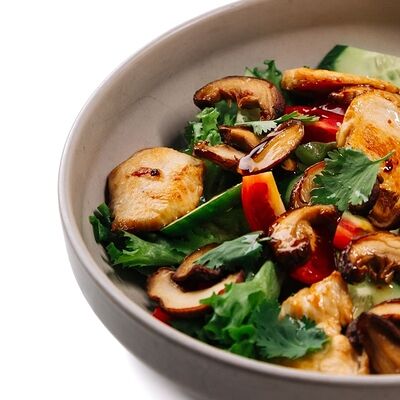 Салат с курицей и азиатским соусом в Пицца Хаб по цене 473 ₽