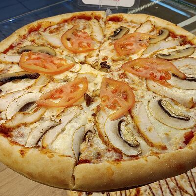 Пицца Курица-Грибы в Жарко вкусно по цене 750 ₽