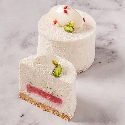 Пирожное Клубника-базиликв Круассан-кафе по цене 370 ₽