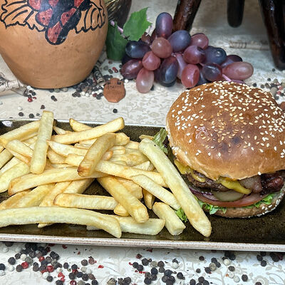 Бургер с говяжьей котлетой, беконом и сыром чеддер в Хинкали vs Хачапури по цене 680 ₽