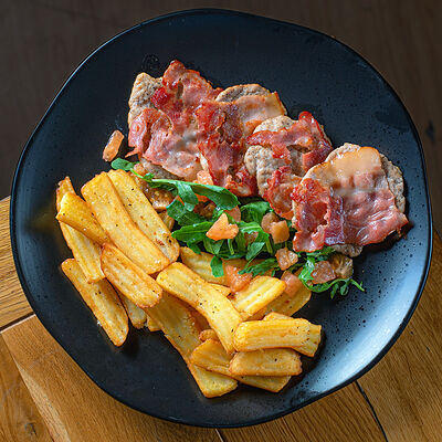 Свинина с беконом в Густо & Пряно по цене 838 ₽