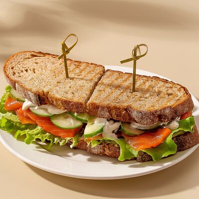 Сэндвич с форелью в Комод по цене 540 ₽