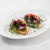 Брускетты с запеченной говядиной и карамелизированным луком в Brasserie Lambic