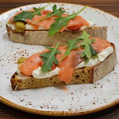 Брускетта с лососем в Лесная поляна по цене 980 ₽