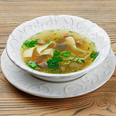 Куриный бульон с потрошками, домашней лапшой и перепелиным яйцом в Онегин дача по цене 750 ₽