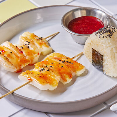 Моцарелла и рисовые клёцки на шпажках и нямки с тунцом в Шикари по цене 430