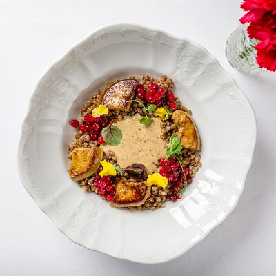 Каша гречневая с фуагра и кремом из грибов в Dr. Живаго по цене 1400 ₽