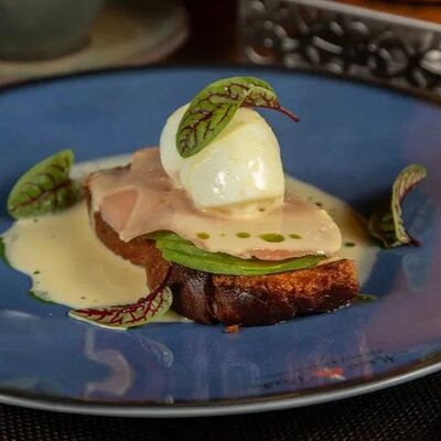 Яйцо Бенедикт с маринованным лососем и гуакамоле в Мясо & Рыба по цене 540 ₽