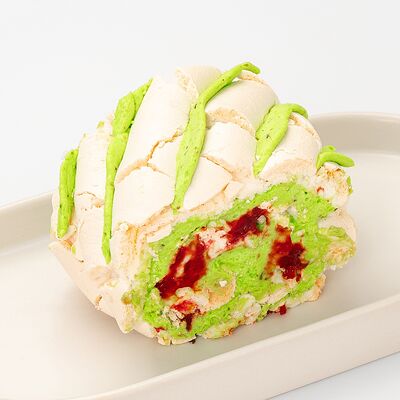 Меренговый рулет с фисташкой и малиной в Болтушка кулинария-кондитерская по цене 490 ₽