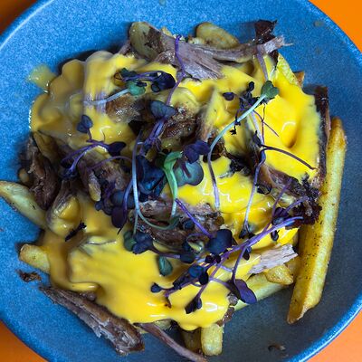 Картофель фри с рваной свининой в Папа Рядом Гриль-паб по цене 535 ₽