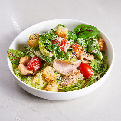 Салат Цезарь с пастрами из индейки в Sugar Mama по цене 640 ₽