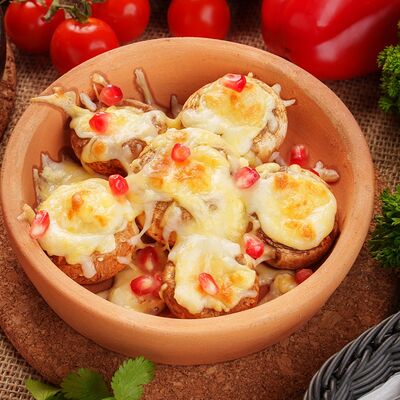 Запеченные шляпки шампиньонов с сыром сулугуни в Приключения Шурика по цене 510 ₽