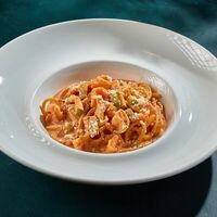 Спагетти с креветками и цукини в томатном соусе в Juno