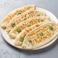 Тарелка кутабов в Шафран Lounge Cafe