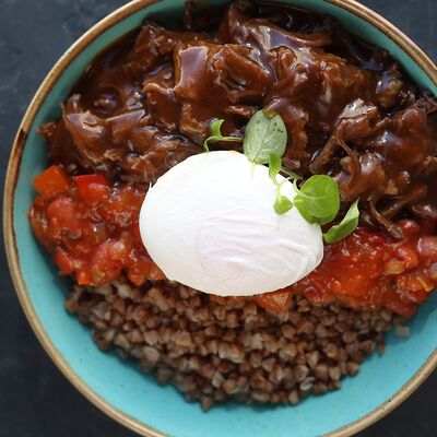 Каша гречневая с говяжьими щечками и яйцом пашот в Жюль Верн по цене 380 ₽