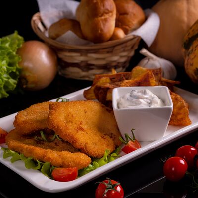 Куриная отбивная в панировке с картофелем фри в Тесоро по цене 580 ₽