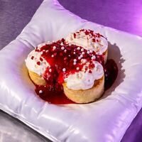 Сырники без сахара со сметанным муссом и клубничным конфи в Hustle Bar & Cafe